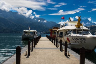 Sun Moon Gölü, Yuchi, Tayvan - 9 Ekim 2023: Güneş Ay Gölü, Nantou 'da Nantou, doğa, göl ve Budist mimarisi