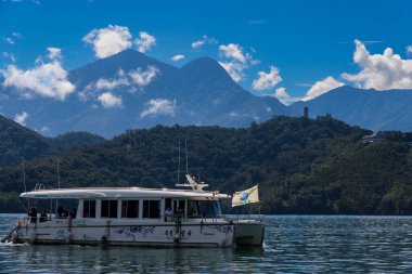 Sun Moon Gölü, Yuchi, Tayvan - 9 Ekim 2023: Güneş Ay Gölü, Nantou 'da Nantou, doğa, göl ve Budist mimarisi