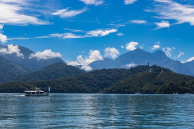 Sun Moon Gölü, Yuchi, Tayvan - 9 Ekim 2023: Güneş Ay Gölü, Nantou 'da Nantou, doğa, göl ve Budist mimarisi