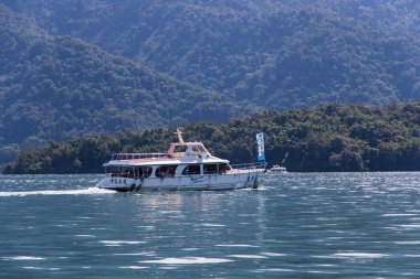 Sun Moon Gölü, Yuchi, Tayvan - 9 Ekim 2023: Güneş Ay Gölü, Nantou 'da Nantou, doğa, göl ve Budist mimarisi