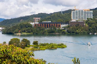 Sun Moon Gölü, Yuchi, Tayvan - 9 Ekim 2023: Güneş Ay Gölü, Nantou 'da Nantou, doğa, göl ve Budist mimarisi