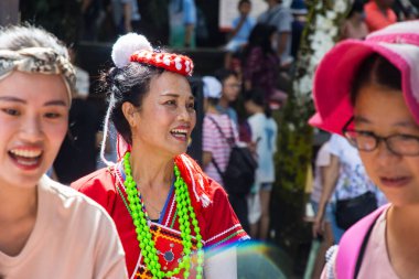 Sun Moon Gölü, Yuchi, Tayvan - 9 Ekim 2023: Tayvanlı yerli Thao Sokak Şarkıcıları ve Grupları Xuanguang Tapınağında geleneksel elbise ile sahne alacaklar