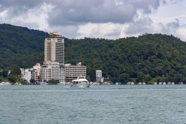 Sun Moon Gölü, Yuchi, Tayvan - 9 Ekim 2023: Güneş Ay Gölü, Nantou 'da Nantou, doğa, göl ve Budist mimarisi