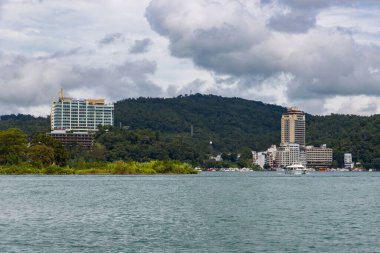 Sun Moon Gölü, Yuchi, Tayvan - 9 Ekim 2023: Güneş Ay Gölü, Nantou 'da Nantou, doğa, göl ve Budist mimarisi