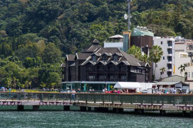 Sun Moon Gölü, Yuchi, Tayvan - 9 Ekim 2023: Güneş Ay Gölü, Nantou 'da Nantou, doğa, göl ve Budist mimarisi