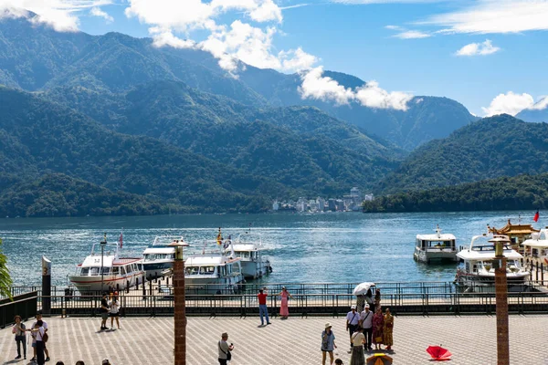 Sun Moon Gölü, Yuchi, Tayvan - 9 Ekim 2023: Güneş Ay Gölü, Nantou 'da Nantou, doğa, göl ve Budist mimarisi