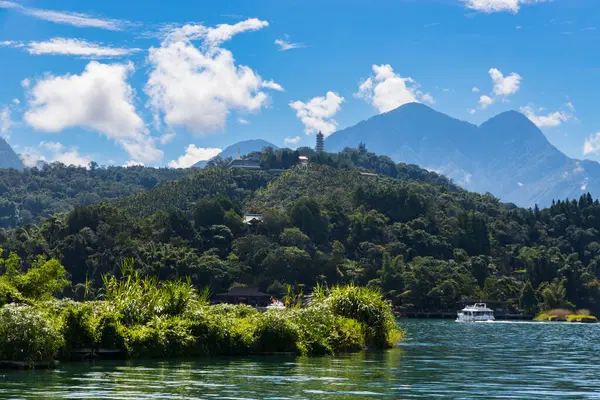 Sun Moon Gölü, Yuchi, Tayvan - 9 Ekim 2023: Güneş Ay Gölü, Nantou 'da Nantou, doğa, göl ve Budist mimarisi