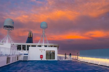 Atlantik Okyanusu, İzlanda - 11 Ağustos 2022: Güzel Portakal Günbatımı Atlantik Okyanusu 'nda Danimarka ile İzlanda arasında feribot ile görüldü.