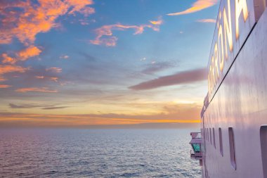 Atlantik Okyanusu, İzlanda - 11 Ağustos 2022: Güzel Portakal Günbatımı Atlantik Okyanusu 'nda Danimarka ile İzlanda arasında feribot ile görüldü.