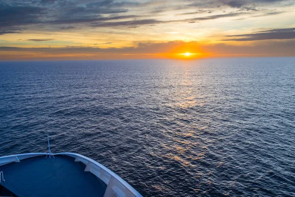 Belo Pôr Sol Laranja Oceano Capturado Convés Balsa Entre Dinamarca — Fotografia de Stock