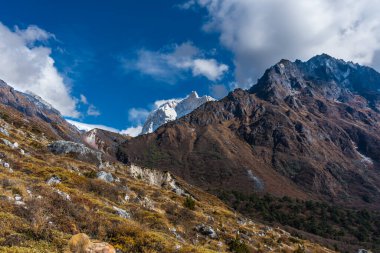 Khambachen, Taplejung 'dan görülen Nepal' in Himalayalarında bulunan Kumbhakarna Dağı (Jannu Ana Kampı) 