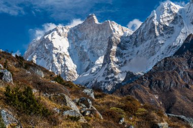 Khambachen, Taplejung 'dan görülen Nepal' in Himalayalarında bulunan Kumbhakarna Dağı (Jannu Ana Kampı) 
