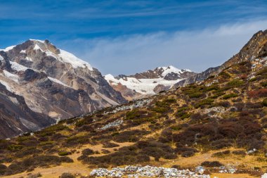 Nepal 'in Trek Yolu' nda Karlı Tepeler ve Mavi Gökyüzü ile Güzel Hiymalaya Dağları