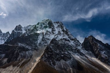 Nepal 'in Trek Yolu' nda Karlı Tepeler ve Mavi Gökyüzü ile Güzel Hiymalaya Dağları