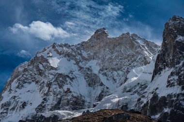 Mt. Kumbhakarna, KBC Trek sırasında Himalayalar 'daki Jannu Ana Kampı' ndan görüldü.