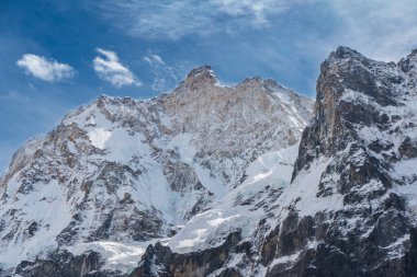 Mt. Kumbhakarna, KBC Trek sırasında Himalayalar 'daki Jannu Ana Kampı' ndan görüldü.