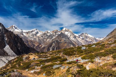 Nepal 'in Trek Yolu' nda Karlı Tepeler ve Mavi Gökyüzü ile Güzel Hiymalaya Dağları