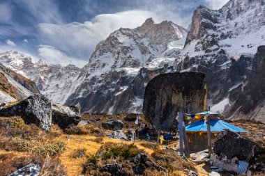 Limbu Kirati 'nin kutsal dağı Phaktanglung ve tapınağı Himalaya, Nepal' deki Jannu Ana Kampından görüldü.