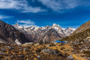 Nepal 'in Trek Yolu' nda Karlı Tepeler ve Mavi Gökyüzü ile Güzel Hiymalaya Dağları