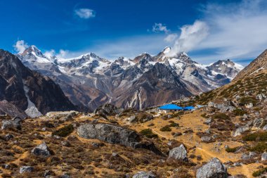 Nepal 'in Trek Yolu' nda Karlı Tepeler ve Mavi Gökyüzü ile Güzel Hiymalaya Dağları