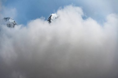 Kanchenjunga bölgesindeki Nepal 'in yüksek Himalayalarında kara bulutlarla kaplı karlı bir dağ tepesi.