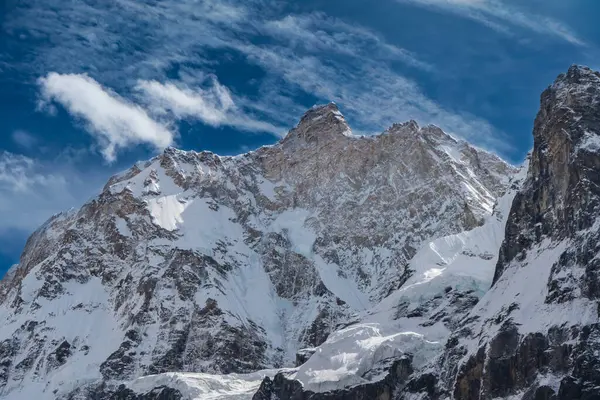 Mt. Kumbhakarna, KBC Trek sırasında Himalayalar 'daki Jannu Ana Kampı' ndan görüldü.