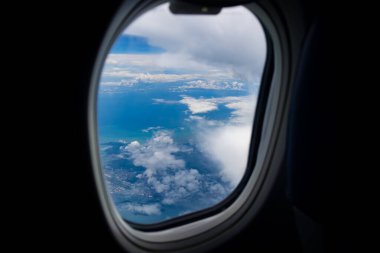 Bir uçak penceresinden güzel Hint Okyanusu, Gökyüzü ve Küçük Ada manzarası
