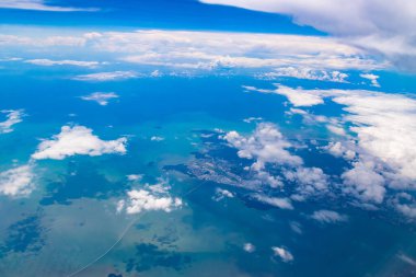 Koyu Mavi Hint Okyanusu Bulutlu ve Gökyüzünden görünen bir ada