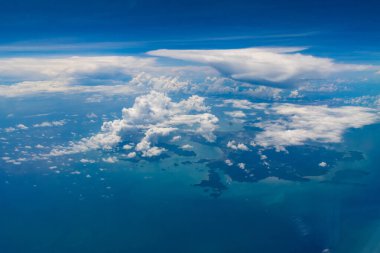 Koyu Mavi Hint Okyanusu Bulutlu ve Gökyüzünden görünen bir ada