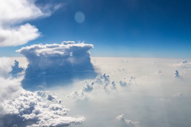 Atom bombası patlaması gibi, Mavi Güneşli Gökyüzünde Güzel İlahi Bulut patlamaları. Gökyüzündeki bulut dalgaları