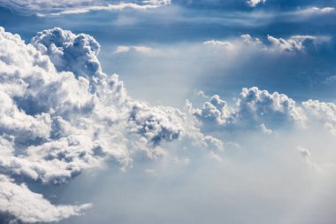 Atom bombası patlaması gibi, Mavi Güneşli Gökyüzünde Güzel İlahi Bulut patlamaları. Gökyüzündeki bulut dalgaları