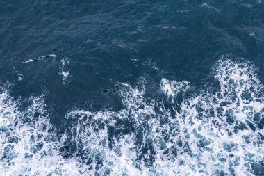 Atlantik Okyanusu 'nda hareket eden bir feribotun yol açtığı mavi okyanustaki beyaz dalgalar ve deniz şekilleri..