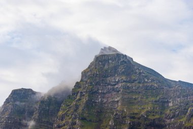 Atlantik Okyanusu 'nda İskoçya ve İzlanda arasında bulunan birkaç İskoç ve Faroe adası