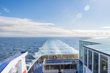 Hirtshals, Danimarka - 9 Ağustos 2022: İsveç ve Danimarka arasında okyanusta bir feribot güvertesi