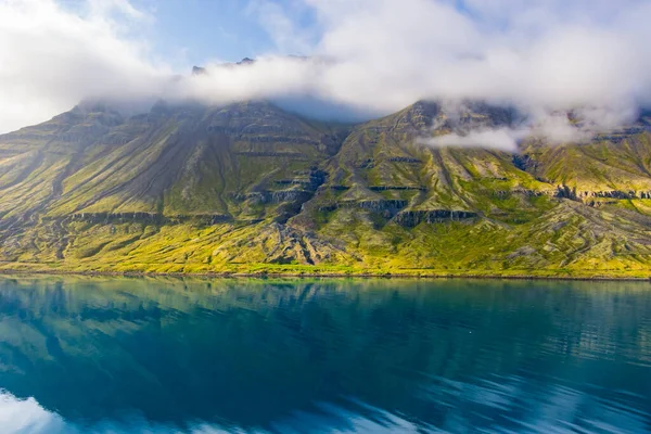 Atlantik Okyanusu 'nda İskoçya ve İzlanda arasında bulunan birkaç İskoç ve Faroe adası