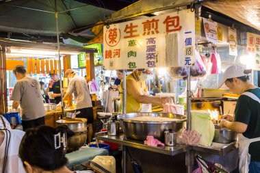 Taipei, Tayvan - 9 Ekim 2023: Tayvan 'daki Raohe Gece Pazarı' nda Tayvan mutfağı ve deniz ürünleri satan sokak satıcıları
