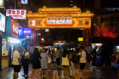 Taipei, Tayvan - 9 Ekim 2023: Tayvan 'daki Raohe Night Street Market' in dışında turist ve ziyaretçi grubu