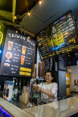 Taipei, Tayvan - 9 Ekim 2023: Taiwnese Beer on Tap Taipei 'deki Raohe Street Marker' da hizmet verdi