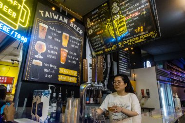 Taipei, Tayvan - 9 Ekim 2023: Taiwnese Beer on Tap Taipei 'deki Raohe Street Marker' da hizmet verdi