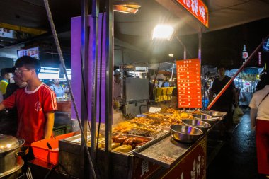 Taipei, Tayvan - 9 Ekim 2023: Tayvan 'daki Raohe Gece Pazarı' nda Tayvan mutfağı ve deniz ürünleri satan sokak satıcıları
