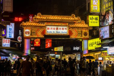 Taipei, Tayvan - 9 Ekim 2023: Tayvan 'daki Raohe Night Street Market' in dışında turist ve ziyaretçi grubu