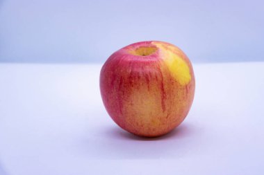 İzole edilmiş beyaz arkaplanda taze kırmızı elmalar