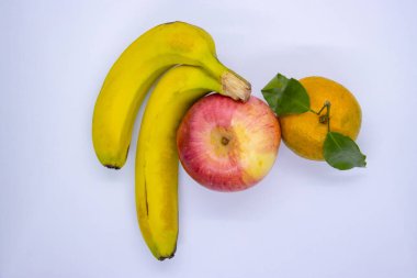 Elma, mandalina, mandalina, muz karışımı meyveler yalıtılmış beyaz arka planda birlikte.