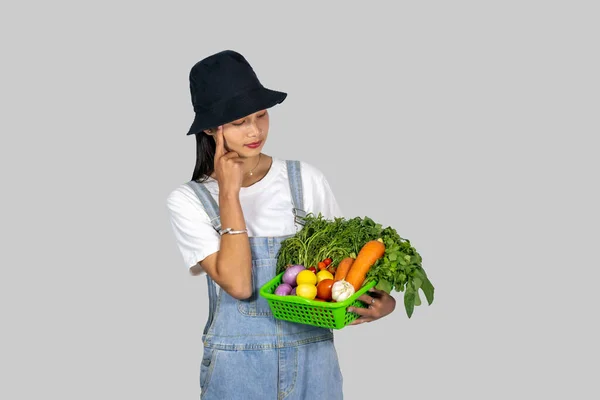 Bonito Agricultor Asiático Nepali Menina Indiana Com Frutas Vegetais Dando — Fotografia de Stock