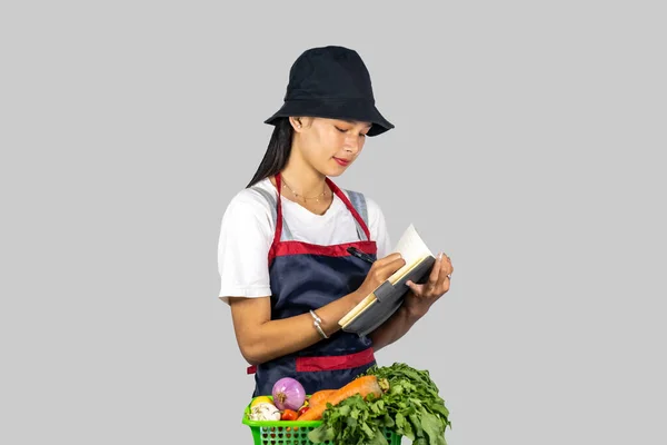 Menina Bonita Agricultor Avental Com Caderno Legumes Dando Expressões Gestos — Fotografia de Stock