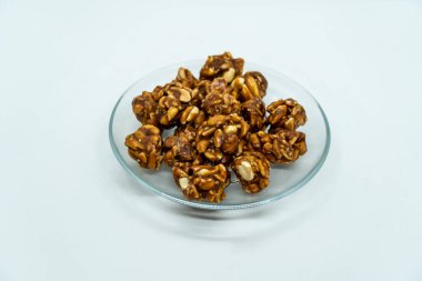 Makar Sankranti için bir tabak Peantus, Nepal ve Hindistan 'da Tatlı Jaggery Gud' a batırılmış.