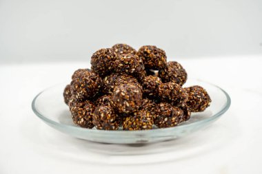 Makar Maghe Sankranti için ko ladoo yapana kadar susam ladoo Hindu festivali için Jaggery 'ye batırıldı