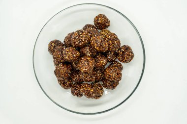 Makar Maghe Sankranti için ko ladoo yapana kadar susam ladoo Hindu festivali için Jaggery 'ye batırıldı