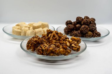 Üç Tabak dolusu Susam Ladoo, Til ko Laddu, Maghe Sankranti için Jaggery Peanuts Laddoo ve Nepal ve Hindistan 'da Makar Sankranti Festivali