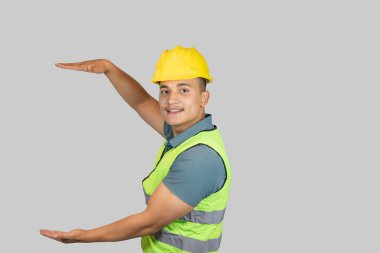 Yakışıklı bir Asya Hindistanlı Nepal Erkek İnşaat Mühendisi Gösterme ve İfade Verme Hareketleri